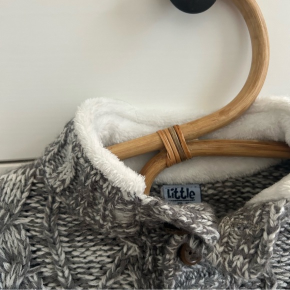 Gray Cable Knit Sweater with Crew Neck and Chunky Texture - Picture 3 of 6